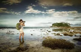 mulher fotografando ilha