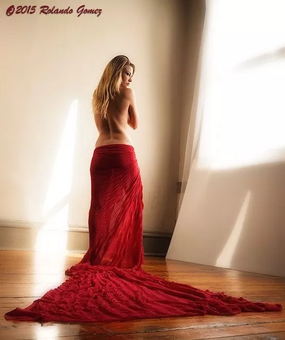 loira de vestido vermelho boudoir