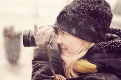 mulher fotografando neve