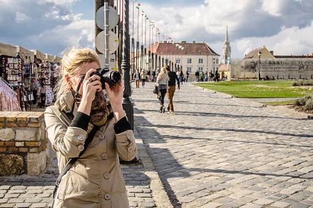 Mulher turista fotografando em condições ideais de clima