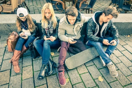 Jovens usando celular