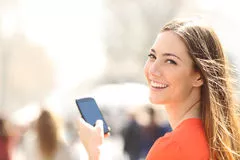 mulher feliz com celular