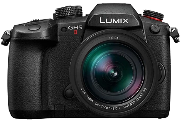 Imagem mostra a câmera Câmera Digital Panasonic Lumix DMC GH5 II e Lente 12-60mm