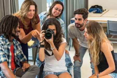 Jovens estudando fotografia