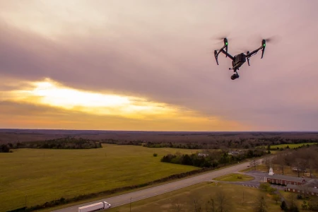 drone filmando estrada