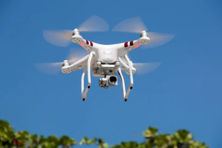 drone voando com camera poderosa