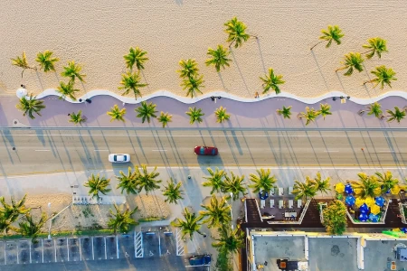 vista aérea da praia com drone