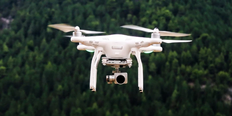 vista frontal de um drone decolando