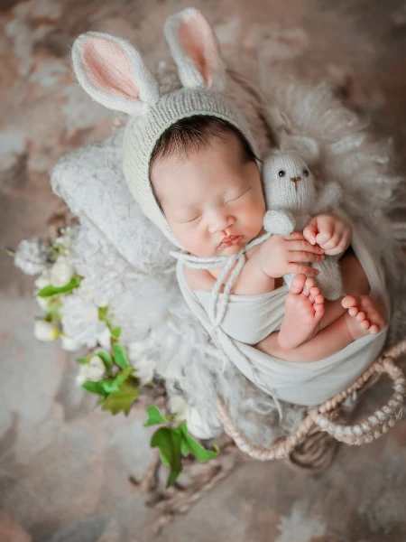 Bebê com roupa de coelho