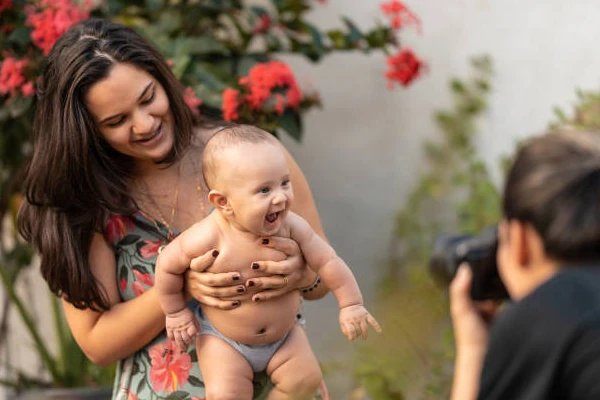 Bebê sorrindo com a mãe