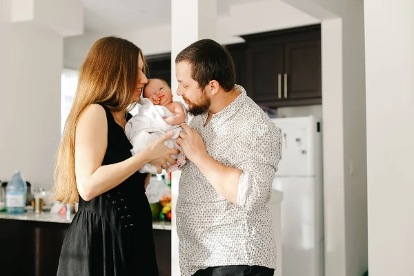 Casal com bebê recém nascido