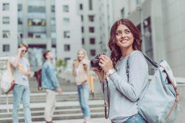 Mulher feliz fazendo fotos pela cidade