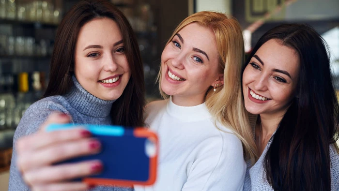 mulheres tirando selfies